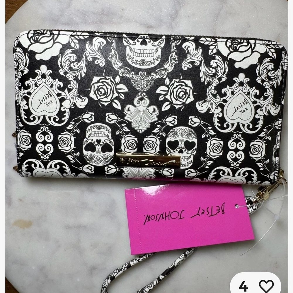 NWT Black and White Skull Pattern Wristlet Wallet Limited Edition - Picture 3 of 8